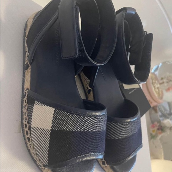 Burberry girls sandals - Picture 6 of 7